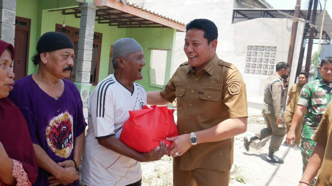 Dua Warga Krian Dikunjungi Bupati Subandi, Bersyukur Dibantu Kursi Roda dan Perbaikan Rumah