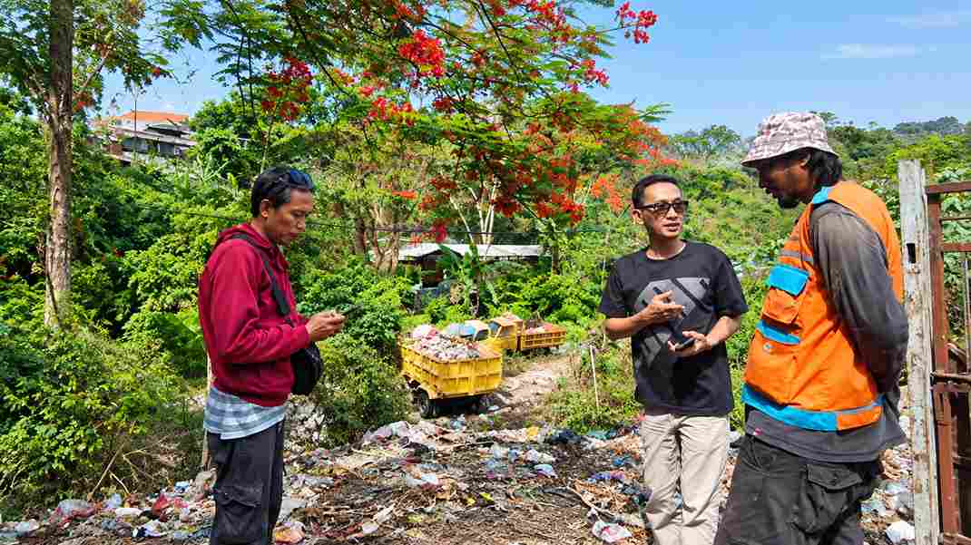 LSM LIRA Evakuasi Tumpukan Sampah 2 Ton di Jalan Sunan Giri Gresik