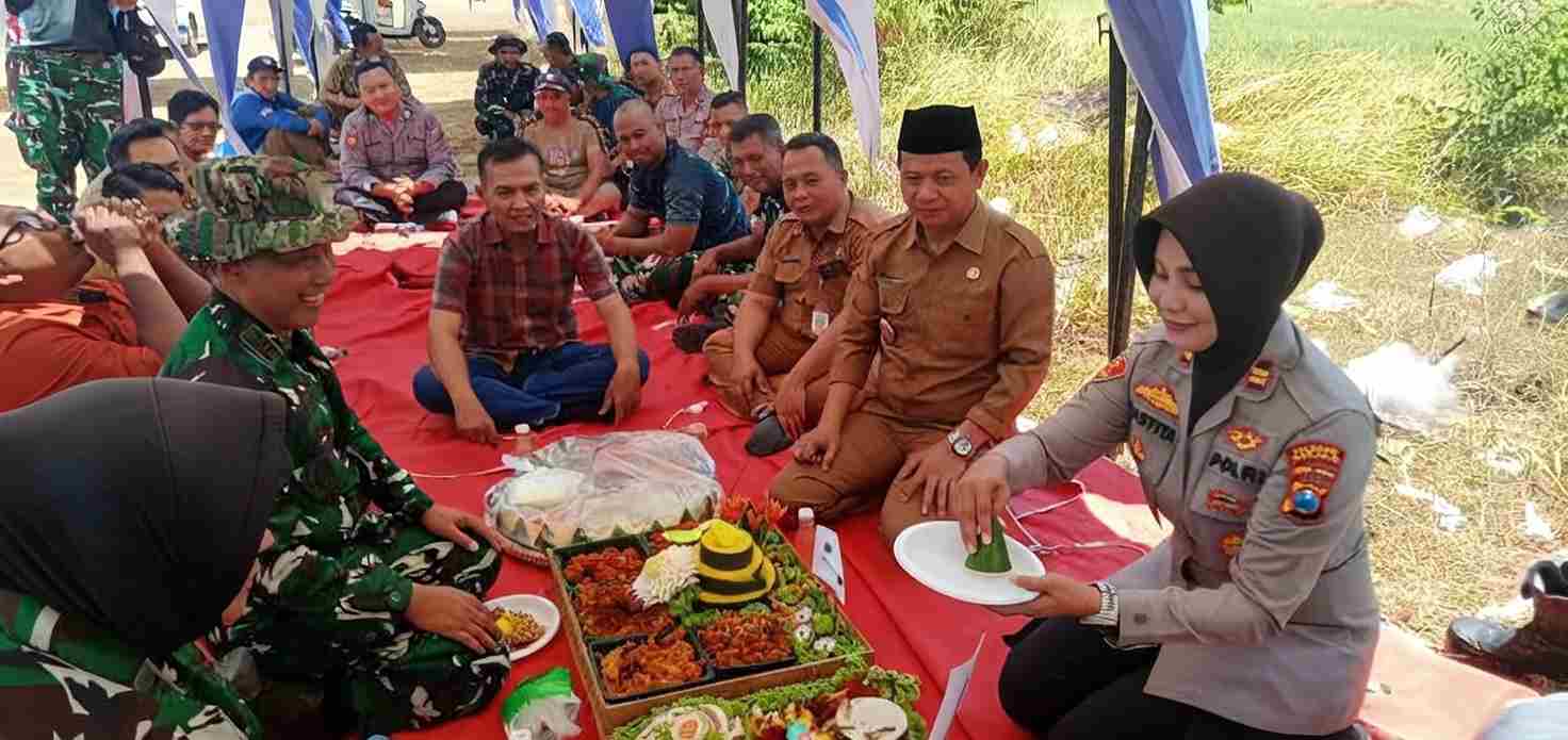 HUT TNI ke 81 Kapolsek Sedati Berikan Kejutan Nasi Tumpeng ke Danramil