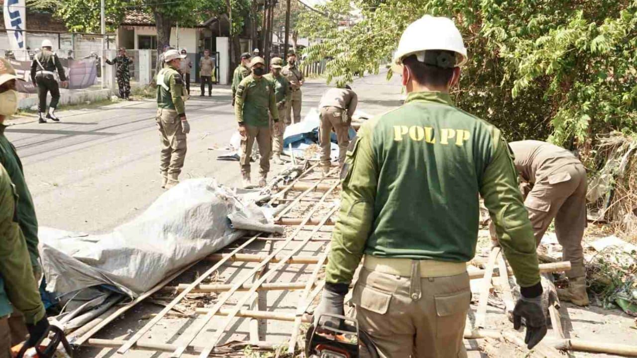 Satpol PP Sidoarjo Tertibkan Bangunan Liar di Frontage Road Waru, Pemkab Tegaskan Tak Ada Ruang Negosiasi