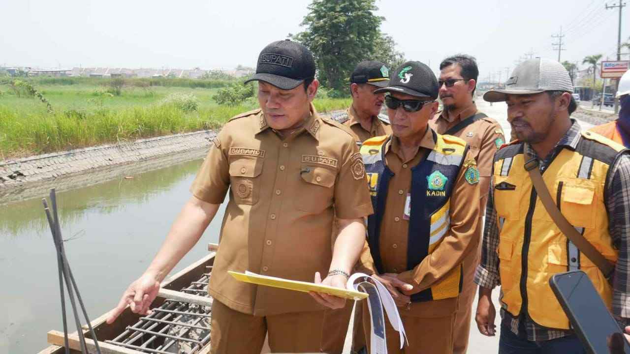 Bupati Subandi Sidak Betonisasi Jalan Kebonagung-Kemasan Krian, Minta Deviasi 9 Persen Segera Dikejar