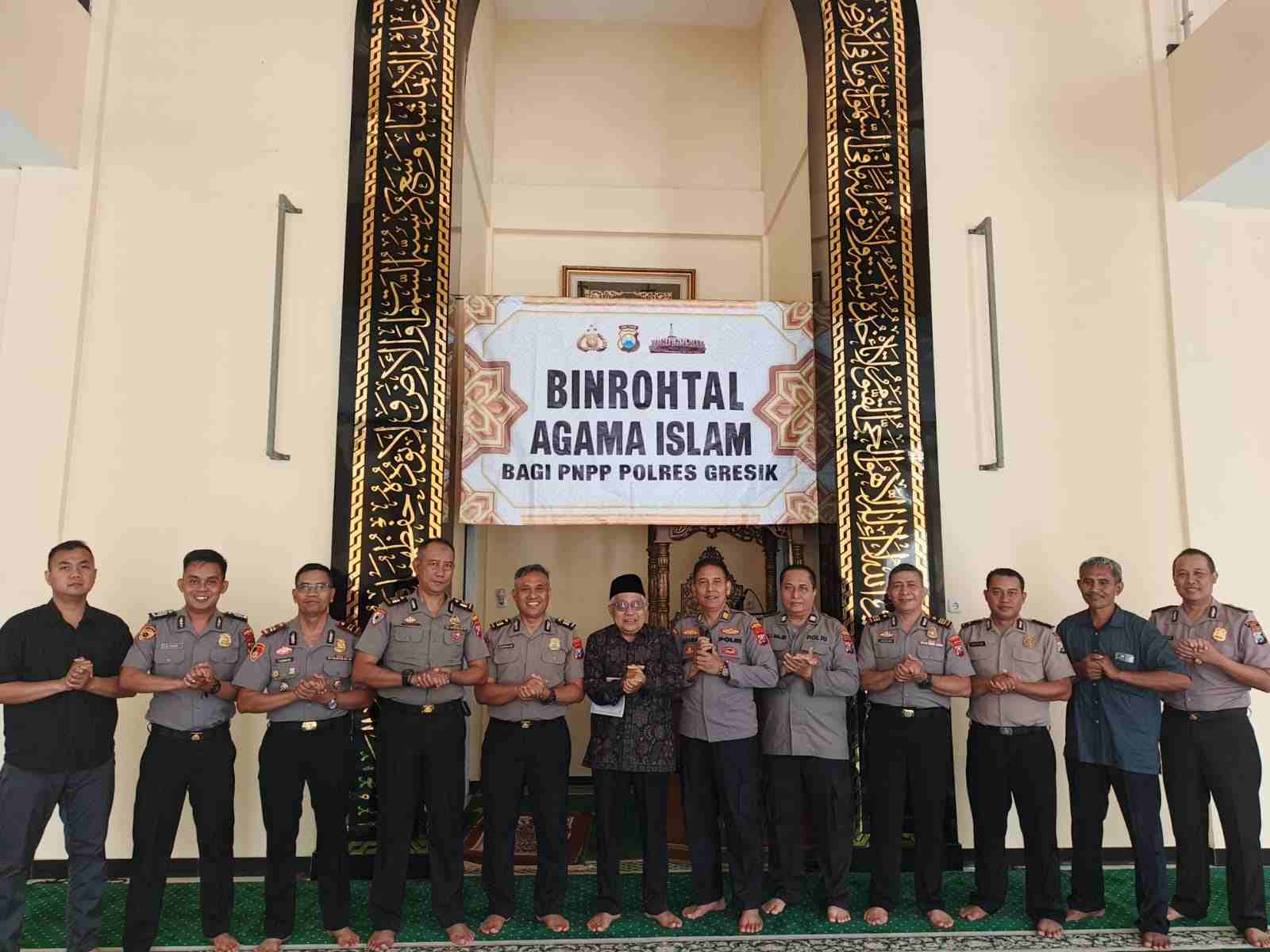 Polres Gresik Gelar Binrohtal, Ustadz Awalludin Ajak Personel Istiqomah dalam Kebaika