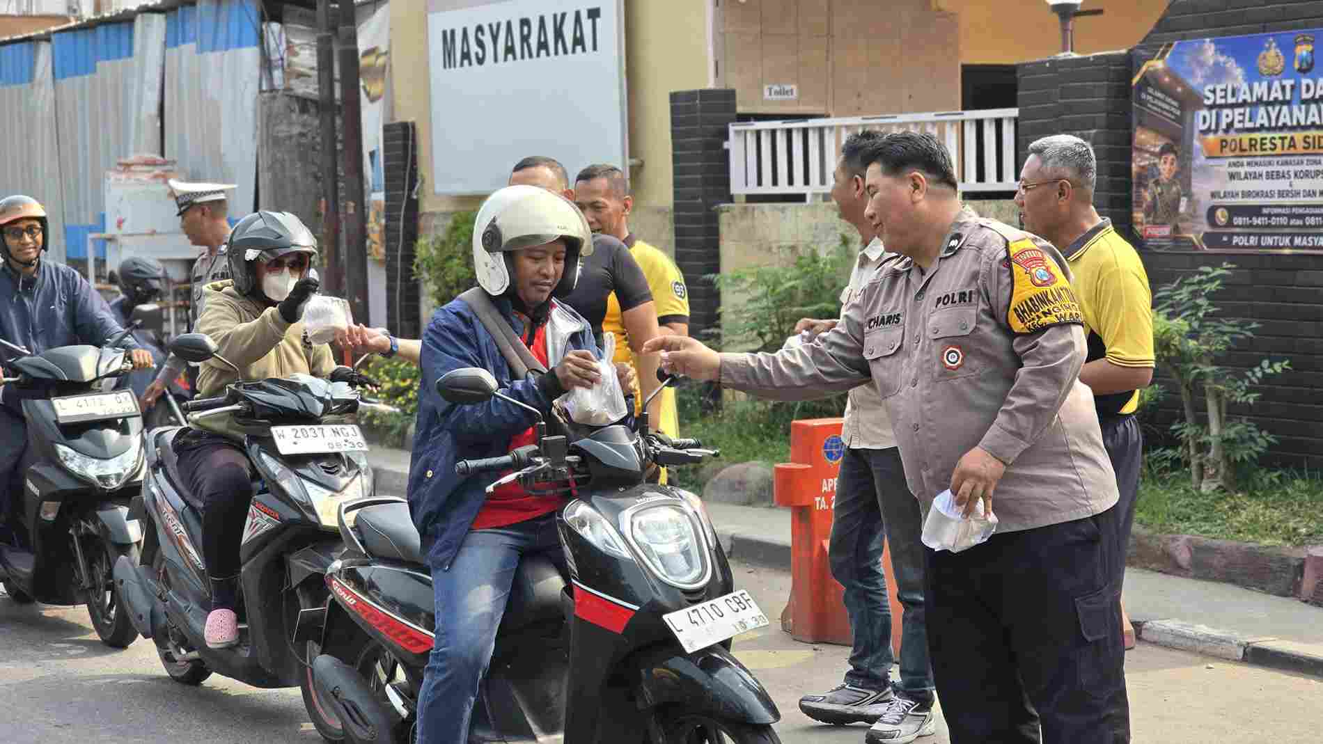 Jumat Berkah Polsek Waru Bagikan 100 Paket Makanan dan Minum untuk Masyarakat
