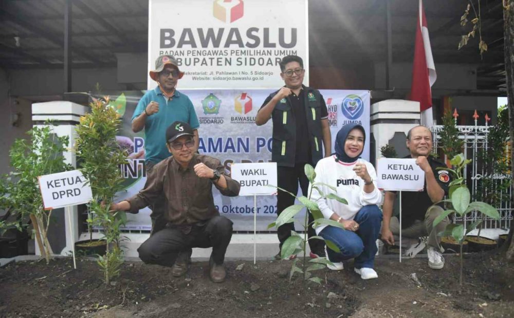 Filosofi Manggis di Bawaslu Sidoarjo: Wakil Bupati Mimiek Tanam Pohon, Tegaskan Integritas Tanpa Munafik