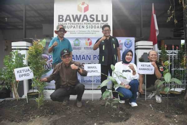 Filosofi Manggis di Bawaslu Sidoarjo: Wakil Bupati Mimiek Tanam Pohon, Tegaskan Integritas Tanpa Munafik