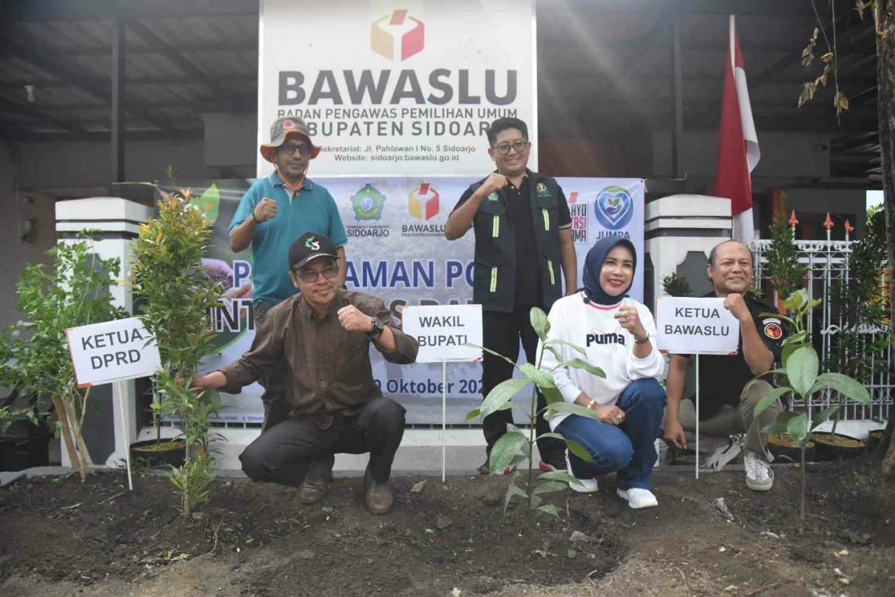 Filosofi Manggis di Bawaslu Sidoarjo: Wakil Bupati Mimiek Tanam Pohon, Tegaskan Integritas Tanpa Munafik